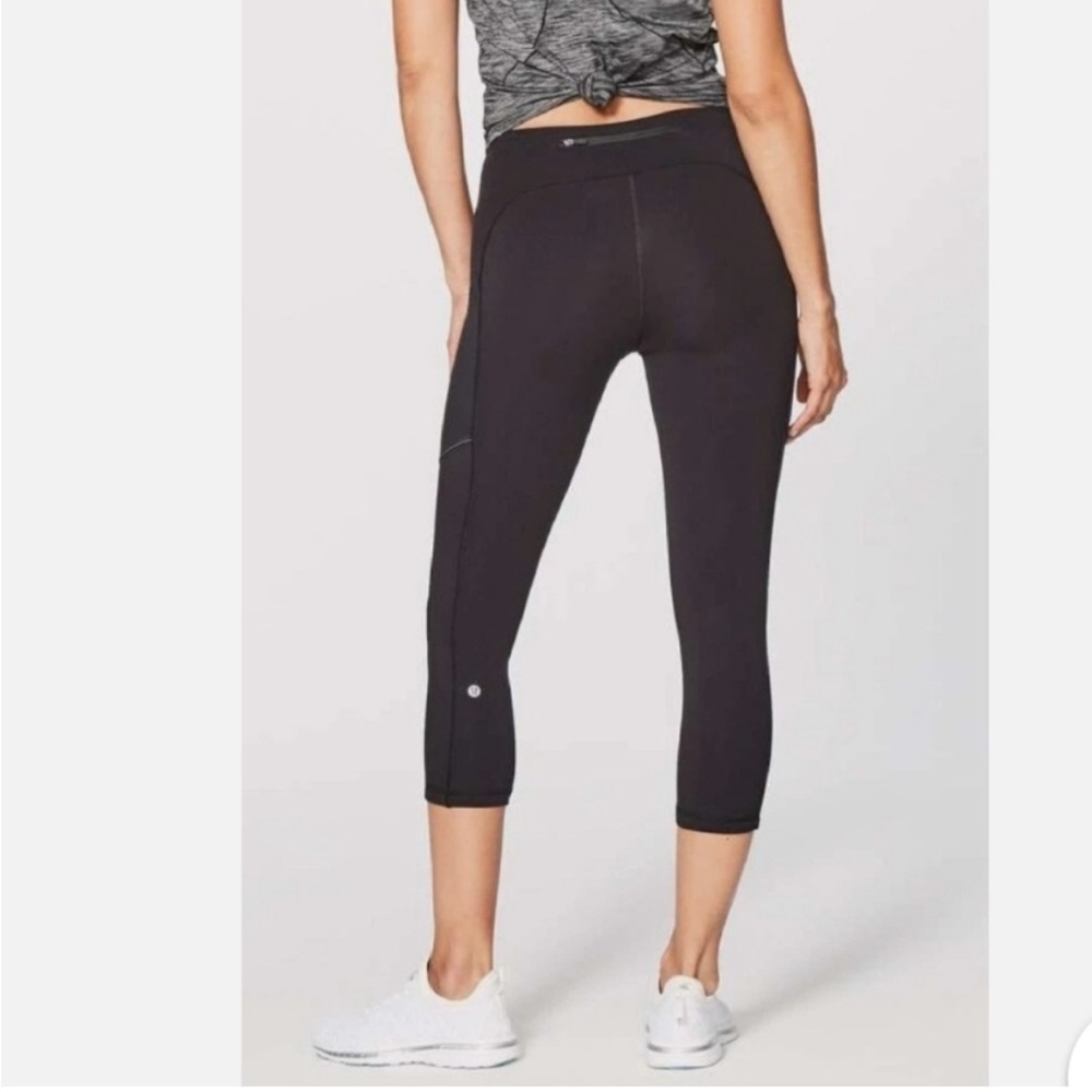 Lululemon Black Speed Up Crop 21" leggings with Seattle logo